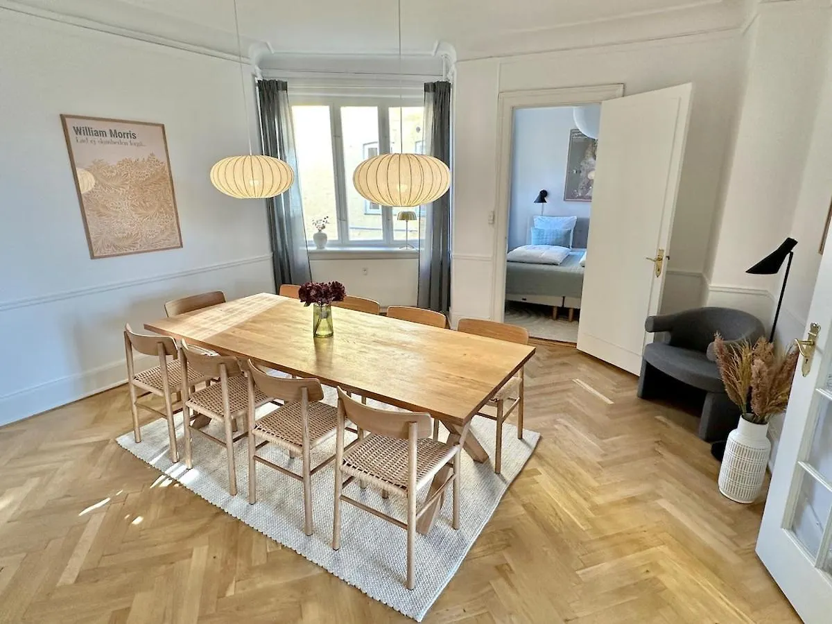 Deluxe 4 Bedrooms 180 M2 Canal View Prime Location Copenhagen Apartment